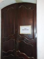 a wooden door with a sign that reads in courthouse at La Quiétude in Cotignac