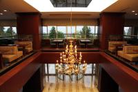 un lampadario al centro di un ristorante di Tilya Resort Hotel a Trabzon