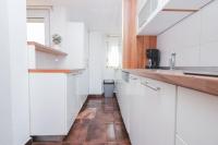 Kuchyňa alebo kuchynka v ubytovaní Apartman Lara