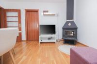 Televízia a/alebo spoločenská miestnosť v ubytovaní Apartman Lara