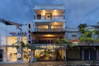 un edificio con un cartel delante en Cafe Aroma Inn, en Kandy