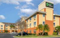 Un hotel con un cartel al costado. en Extended Stay America Suites - St Petersburg - Clearwater - Executive Dr, en Clearwater