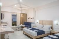 Posteľ alebo postele v izbe v ubytovaní Sea View Hotel & Apartments