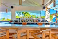 East EndにあるBrand New Luxury Private Pool Villa Amber - 5 mins walk to #Sapphire Beachのバー(テーブルと椅子付きの大きなカウンターあり)