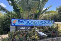 East EndにあるBrand New Luxury Private Pool Villa Quartz - 5 mins walk to #Sapphire Beachのペイソンズプールの看板と白い鳥