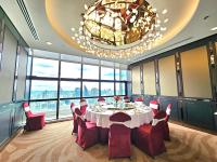 ein Konferenzraum mit Tisch und Stühlen und einem Kronleuchter in der Unterkunft Column Bangkok Hotel in Bangkok