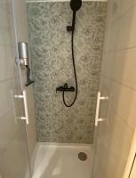 a shower with a shower head in a bathroom at Cosy Green - WIFI HD - NETFLIX GRATUIT in Avignon