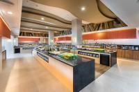 una gran cocina con mucha comida en Hotel Riu Gran Canaria - All Inclusive, en Maspalomas
