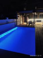 Bazén v ubytování Vivienda con piscina nebo v jeho okolí