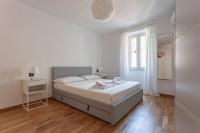 A bed or beds in a room at Una finestra sul lago