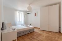 A bed or beds in a room at Una finestra sul lago