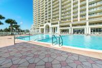 einem Pool vor einem großen Gebäude in der Unterkunft Ariel Dunes I 2001 in Destin