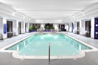 una gran piscina en una habitación de hotel en Hampton Inn Asheboro, en Asheboro