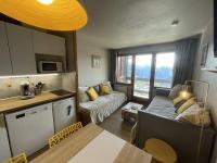 Kuchnia lub aneks kuchenny w obiekcie Studio 4 pers, Quartier des Jeux, Alpe d'Huez - Balcon exposé Sud, proche pistes et commerces - FR-1-405-225