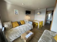 Część wypoczynkowa w obiekcie Studio 4 pers, Quartier des Jeux, Alpe d'Huez - Balcon exposé Sud, proche pistes et commerces - FR-1-405-225