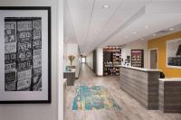 eine Lobby eines Ladens mit einem Bild an der Wand in der Unterkunft Hampton Inn Miami Airport East in Miami