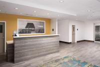 eine Lobby mit Rezeption in einem Gebäude in der Unterkunft Hampton Inn Miami Airport East in Miami