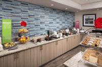 ein Buffet in einem Restaurant mit Obst auf der Theke in der Unterkunft Hampton Inn Miami Airport East in Miami