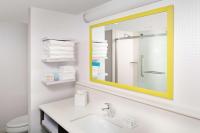 Ein Badezimmer in der Unterkunft Hampton Inn Miami Airport East