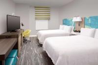 Ein Bett oder Betten in einem Zimmer der Unterkunft Hampton Inn Miami Airport East
