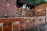 Lounge nebo bar v ubytování Condado Palm Inn San Juan, Tapestry Collection by Hilton