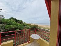 a balcony with a view of the beach at Appartement Châtelaillon-Plage, 2 pièces, 4 personnes - FR-1-706-2 in Châtelaillon-Plage