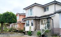 una casa con escaleras delante en Vivi&#39;s Home, en Vancouver