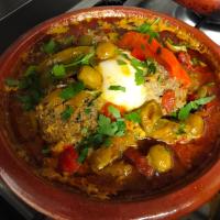 Un tazón rojo de comida con huevos y verduras. en le jack, en Mont-sous-Vaudrey