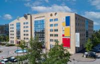 Un edificio con un cartel al costado. en Crowne Plaza Padova by IHG, en Padua