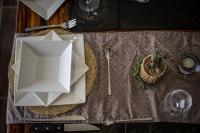 Una mesa con un plato con una caja encima. en Umbono Private Game Lodge, en Alexandria