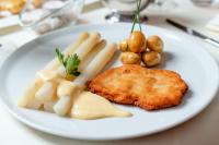 ein Teller mit Fleisch und Gemüse auf einem Tisch in der Unterkunft Occhipinti Passione - Restaurant & Hotel - Weyhausen in Weyhausen