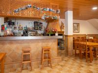 un ristorante con bar con tavoli e sedie in legno di Apartamentos La Era de Pasé a Sopeira