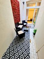 Posezení v ubytování Modern Hyde Park Home with Private Entrance & Private Back Patio near Bayswater & Paddington Stations