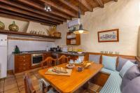 A kitchen or kitchenette at Casa El Barranco