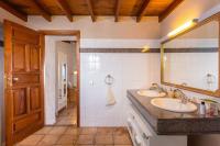 A bathroom at Casa El Barranco