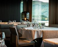 オーレスンにあるスカンディック パーケンのダイニングルーム(テーブル、椅子、ワイングラス付)