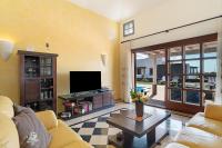 TV a/nebo společenská místnost v ubytování Casa Paradise