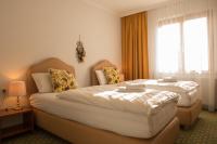 A bed or beds in a room at Dorfpension Mariahilfberg