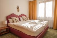 A bed or beds in a room at Dorfpension Mariahilfberg