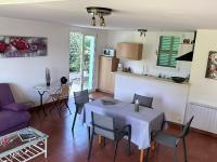 Kuchnia lub aneks kuchenny w obiekcie Appartement bord de mer avec piscine privee Porticcio