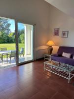 Część wypoczynkowa w obiekcie Appartement bord de mer avec piscine privee Porticcio