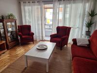 A seating area at Casa Porto, con Garaje