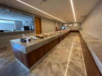 une grande cuisine avec un long comptoir dans une pièce dans l'établissement Salinas Premium ou Exclusive Resort- W&A, à Salinópolis