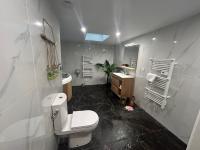 Kúpeľňa v ubytovaní Bel appart stylé avec jacuzzi