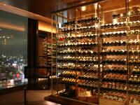 una habitación con una pared de botellas de vino en Shinjuku Prince Hotel, en Tokio