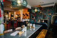 ナイメーヘンにあるHotel Credibleのテーブル席