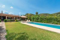 Bazén v ubytování Villa Can Jaume by Sealand Villas nebo v jeho okolí