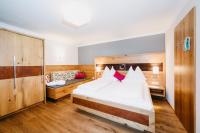 Łóżko lub łóżka w pokoju w obiekcie Hotel Taxerhof