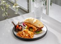 Un plato con un sándwich y papas fritas en una mesa. en Shenzhen Loft Youth Hostel, en Shenzhen