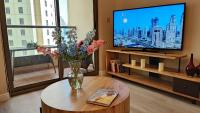 TV a/nebo společenská místnost v ubytování La buena vida holiday homes - Deluxe 3 bedroom apartment on the beach